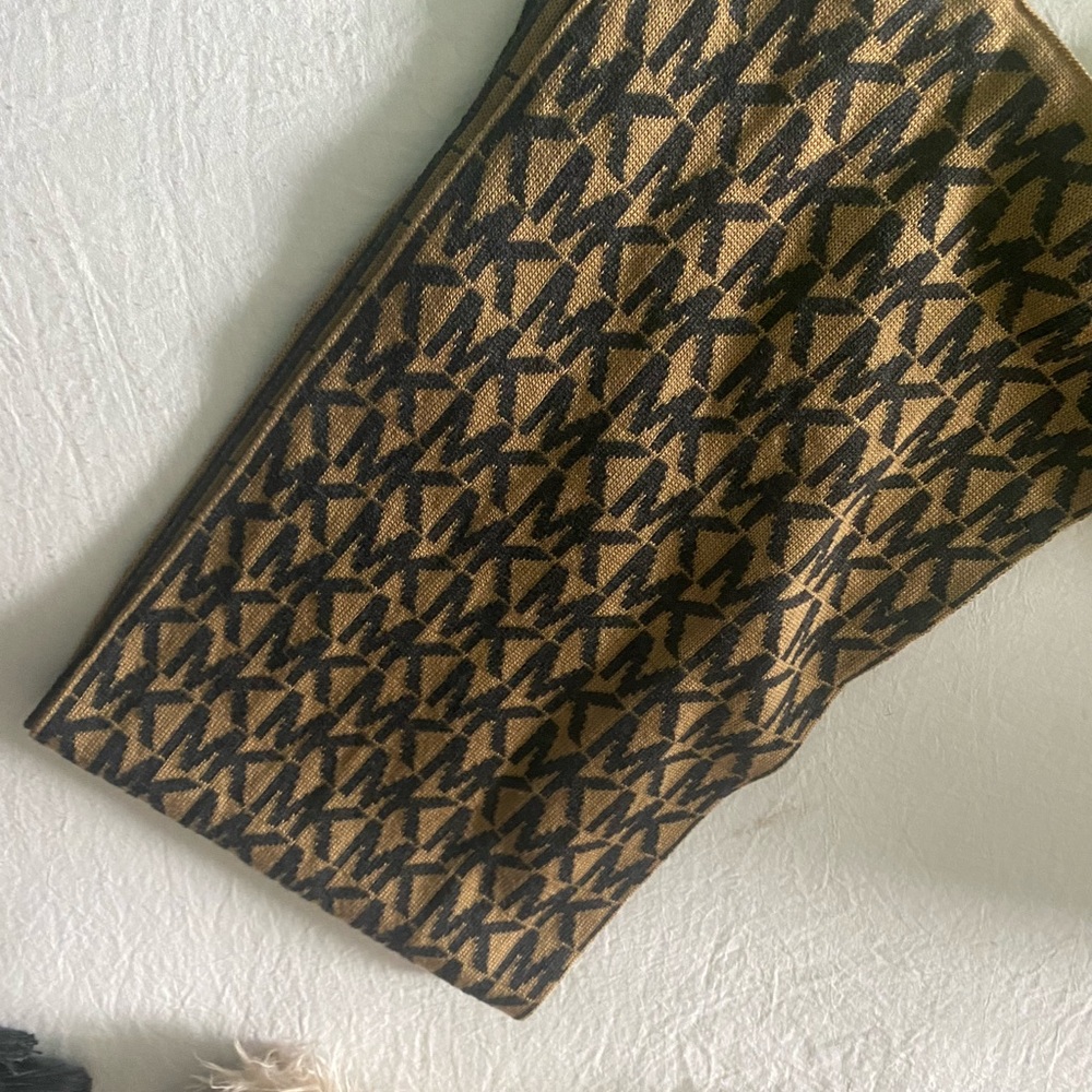 Set of Michael Khors hat and scarf… scarf little wrinkle